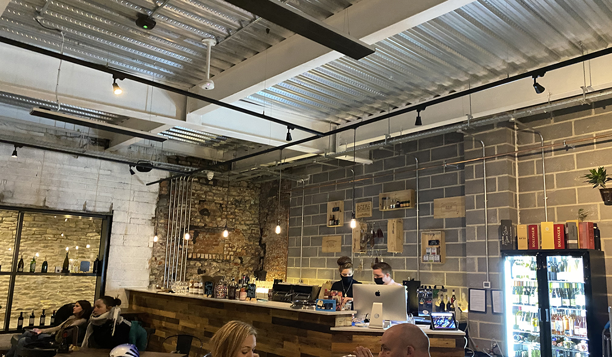 Herschel Summit black in wine bar