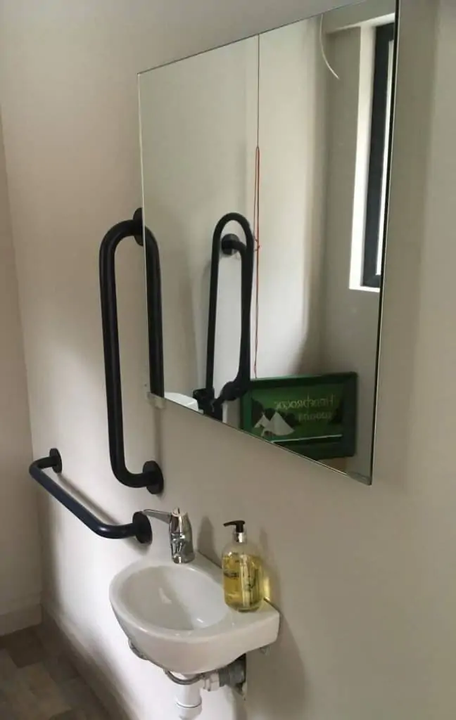 Bathroom mirror heating