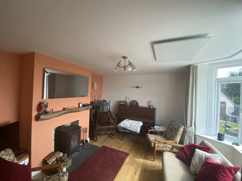 Discreet and space-saving infrared panels